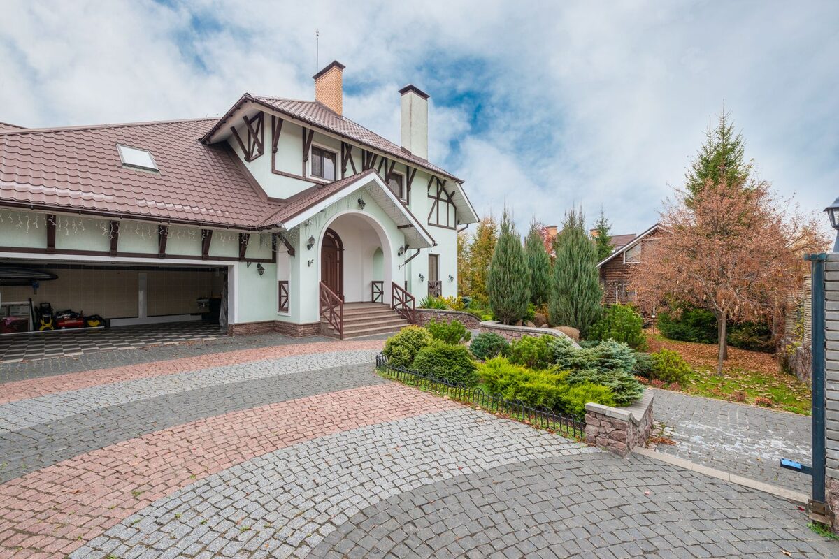 Interlocking paver driveway at a Anchorage, AK home