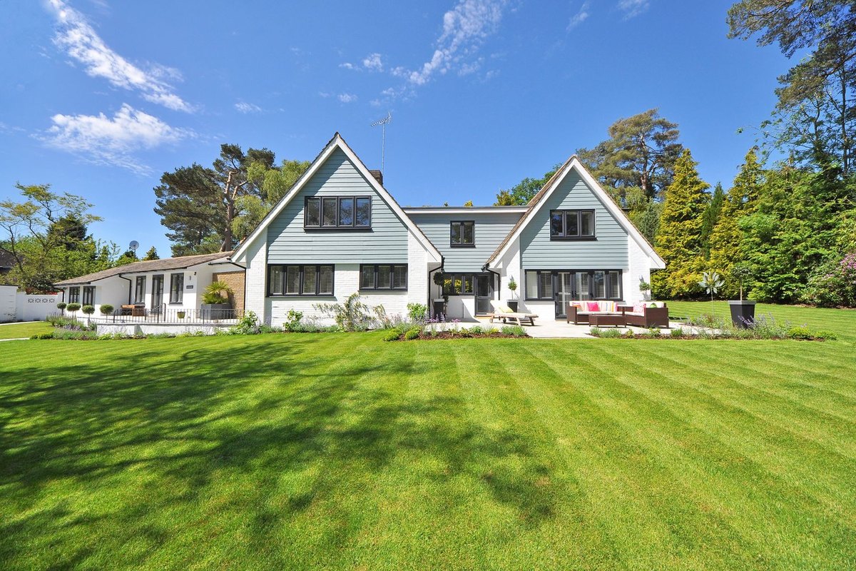 A home with a large, healthy green lawn in Anchorage, AK